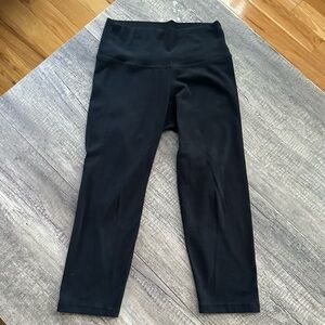 Old Navy Active Go Dry Cotton Blend Capri leggings. Good used condition. Small.